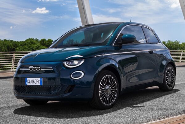 Fiat 500e Hatchback 2020 01@2x